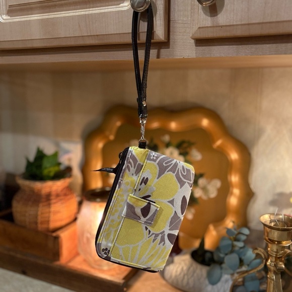 thirty-one Handbags - COPY - Thirty-One Floral Wristlet Clutch